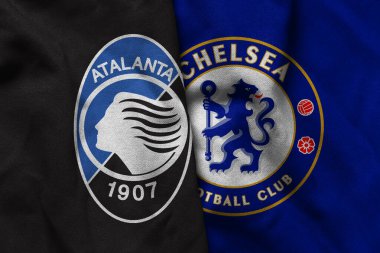 Pringsewu, Lampung; 5 Aralık 2025; Şampiyonlar Ligi 'nde dalgalı kumaş dokusuyla Atalanta ve Chelsea futbol kulübü logolarının kombinasyonu