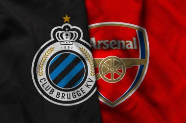 Pringsewu, Lampung; 5 Aralık 2025; Şampiyonlar Ligi 'nde dalgalı kumaş dokusuyla Club Brugge ve Arsenal futbol kulübü logolarının kombinasyonu
