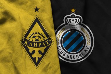 Pringsewu, Lampung; 12 Ocak 2025; Şampiyonlar Ligi 'nde dalgalı kumaş dokusuyla Kairat Alamaty ve Club Brugge logolarının kombinasyonu.