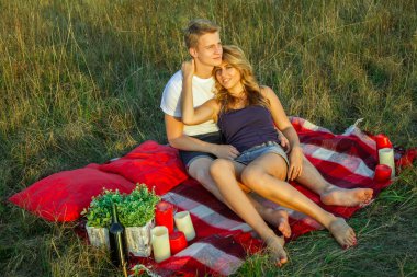 Güzel genç güzel çift Park'ta dinlenme