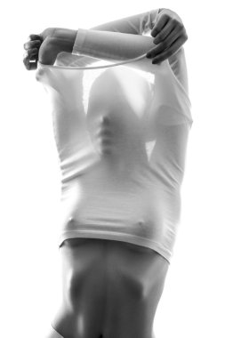 Seksi moda model beyaz t-shirt poz ve soyunma.