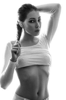Seksi moda model beyaz t-shirt poz ve soyunma.