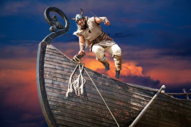 Bıçak atlama ile güçlü kızgın sakallı Viking 