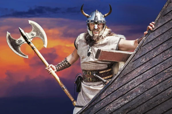 Stark Viking på sitt skepp. — Stockfoto