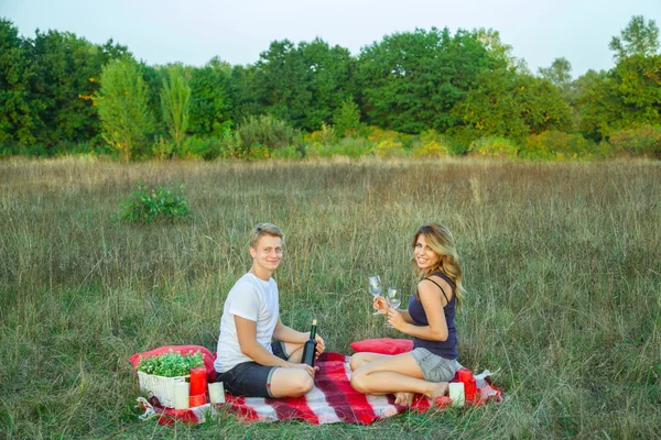 Lovely young beautiful couple resting in park — Stock Photo, Image
