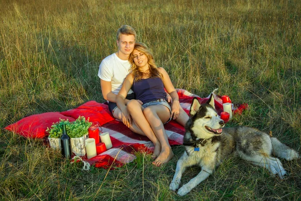 Adorável jovem casal bonito descansando no parque — Fotografia de Stock