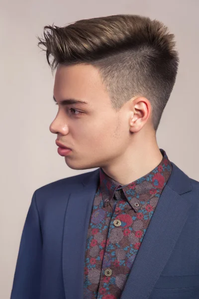Sexy young fashion model with highlighted haircut — Φωτογραφία Αρχείου