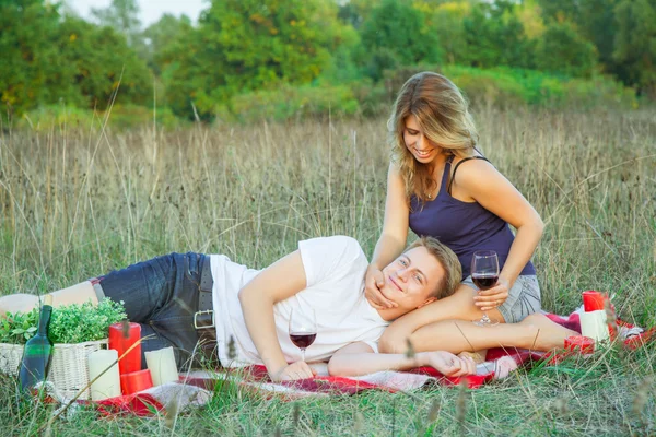 Preciosa joven hermosa pareja descansando en el parque — Foto de Stock