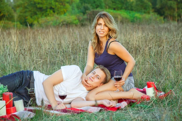 Szép fiatal pár szép pihenő Park — Stock Fotó