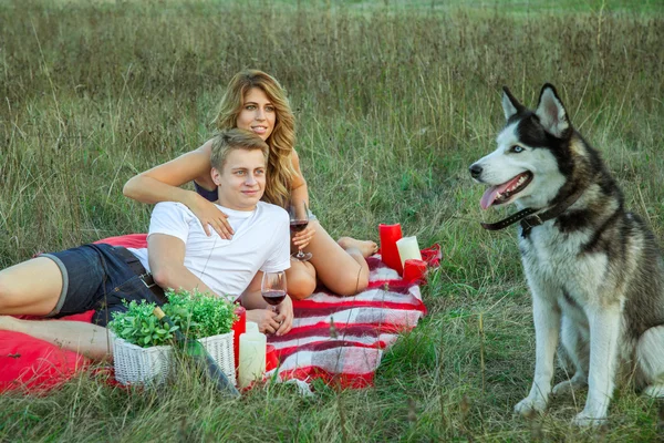 Lovely young beautiful couple resting in park — Stock Photo, Image