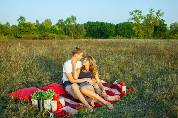 Adorável jovem casal bonito descansando no parque — Fotografia de Stock