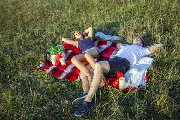 年轻夫妇躺在夏天野餐. — 图库照片