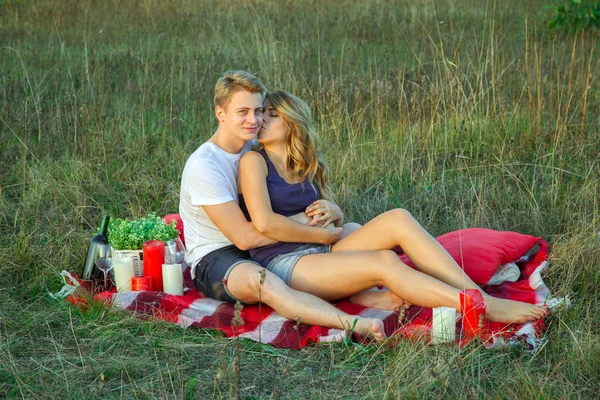 Adorável jovem casal bonito descansando no parque — Fotografia de Stock