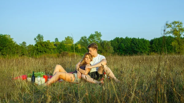 Adorável jovem casal bonito descansando no parque — Fotografia de Stock