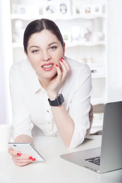 Schöne Geschäftsfrau im Büro. — Stockfoto