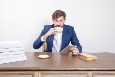 Teknoloji, insan ve iş kavramı.