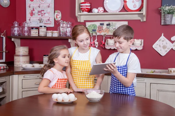 Niños en la cocina tratando de aprender a cocinar . —  Fotos de Stock