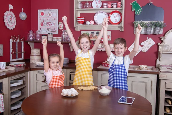 Crianças na cozinha tentando aprender a cozinhar . — Fotografia de Stock