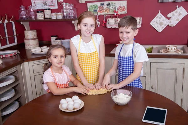 Niños en la cocina tratando de aprender a cocinar . —  Fotos de Stock