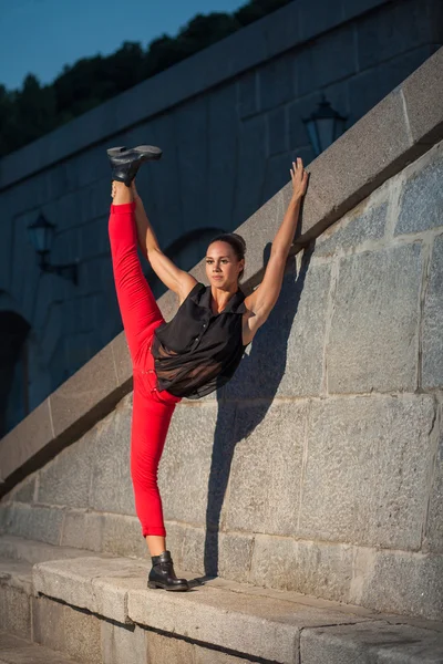 Split de bailarina de ballet cerca del río . — Foto de Stock