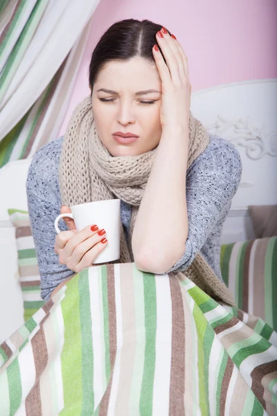 Mujer enferma con temperatura en reposo . — Foto de Stock