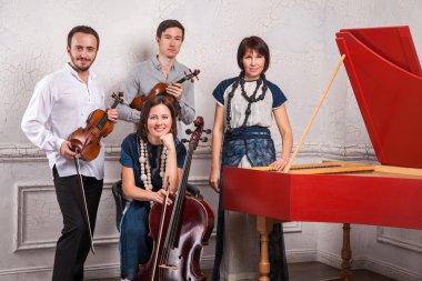 Konserden sonra poz klasik müzik dörtlüsü.
