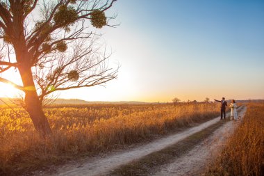 Genç çift zevk romantik anlar düğün ve yürüyüş