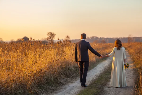 Casal jovem desfrutando de momentos românticos e caminhando — Fotografia de Stock