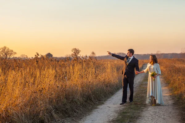 Casal jovem desfrutando de momentos românticos e caminhando — Fotografia de Stock