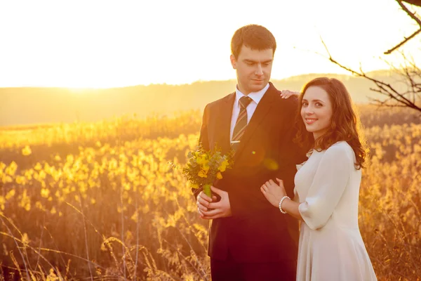 若いカップル楽しんでロマンチックな瞬間を結婚式やウォーキング — ストック写真
