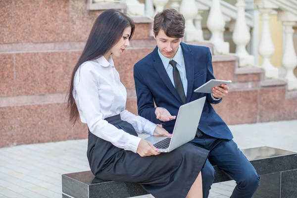 Boss and his assistant discussing their work outdoors. — Stock Photo, Image