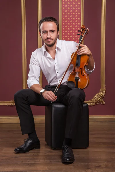 Retrato de un joven músico guapo tocando el violín . —  Fotos de Stock