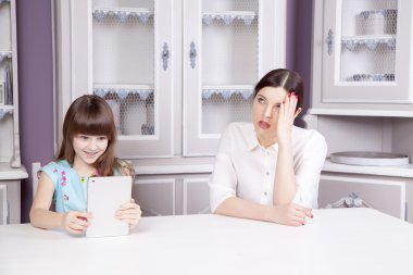 Anne ve kızı aşırı teknoloji yüzünden kavga
