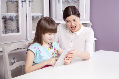 Anne ve kızı aşırı teknoloji yüzünden kavga