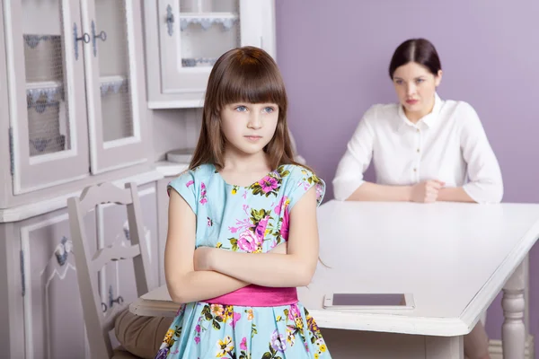Matka a dcera se hádat kvůli nadměrné technologie — Stock fotografie