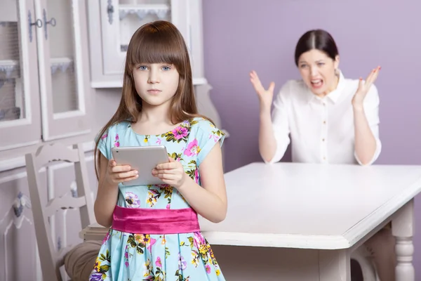 Anya és lánya veszekedés miatt túlzott technológia — Stock Fotó