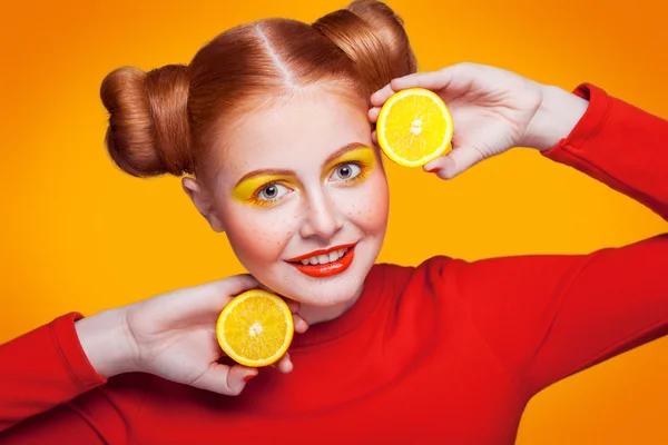 레몬 젊은 아름 다운 패션 모델입니다. 스튜디오 촬영. — 스톡 사진