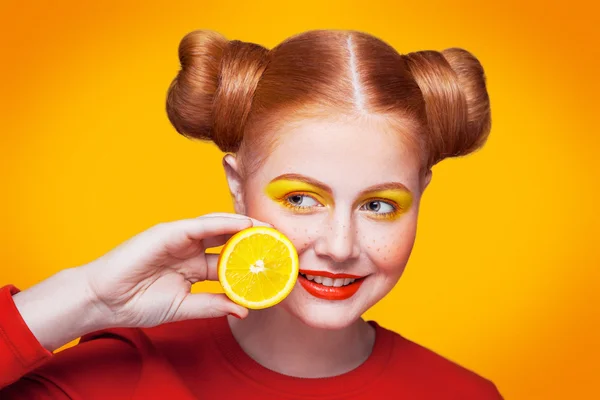 Jeune beau mannequin avec Lemon. plan studio . — Photo