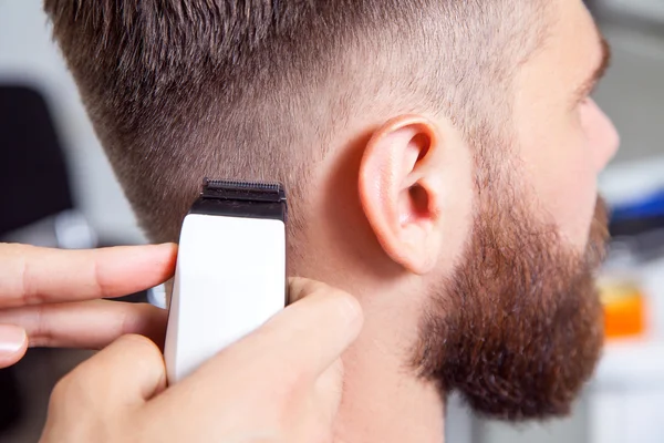 Barbier coupe et modélisation des cheveux par tondeuse électrique — Photo