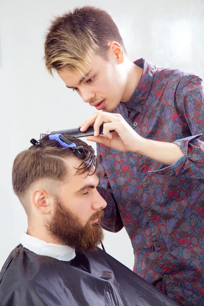 Peluquero corte de pelo con tijeras . — Foto de Stock