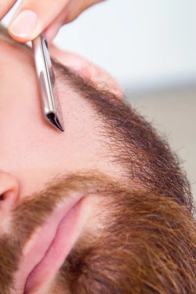 Hombre afeitándose en la peluquería. — Foto de Stock