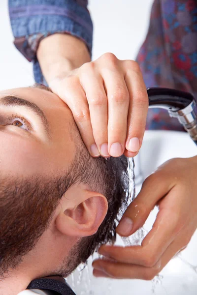Homme se faisant laver les cheveux dans un salon de coiffure — Photo