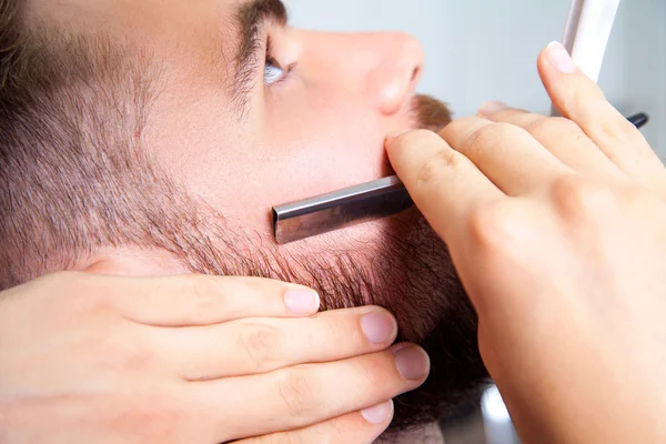 Mann rasiert sich beim Friseur. — Stockfoto
