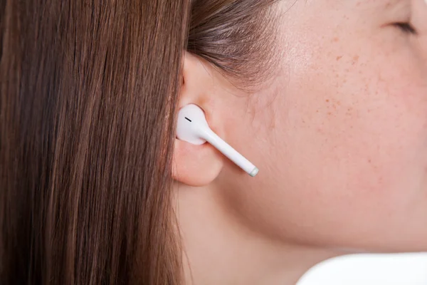 Mujer joven con auriculares inalámbricos — Foto de Stock