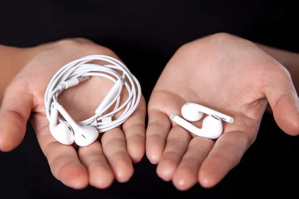 Radyo earphones ile genç kadın