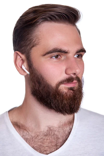 Молодий чоловік з бездротовими навушниками — стокове фото