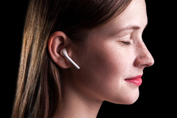 Frau mit Sommersprossen und drahtlosen Kopfhörern — Stockfoto