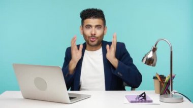 Vay canına, aman Tanrım! Heyecanlı, şok olmuş bir adam seni ofisinde gördüğüne çok mutlu ve mutlu, samimi duygular içinde. Mavi arka planda kapalı stüdyo çekimi