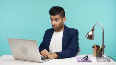 Mutsuz, şok olmuş bir adam el ele tutuşup bağırıyor. Laptopa ne olduğunu anlayamıyor. Kaybolan bilgilerden hayal kırıklığına uğruyor. Mavi arka planda kapalı stüdyo çekimi