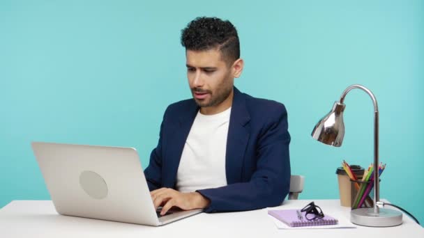 Hombre Barbudo Frustrado Traje Negocios Que Trabaja Ordenador Portátil Oficina — Vídeos de Stock